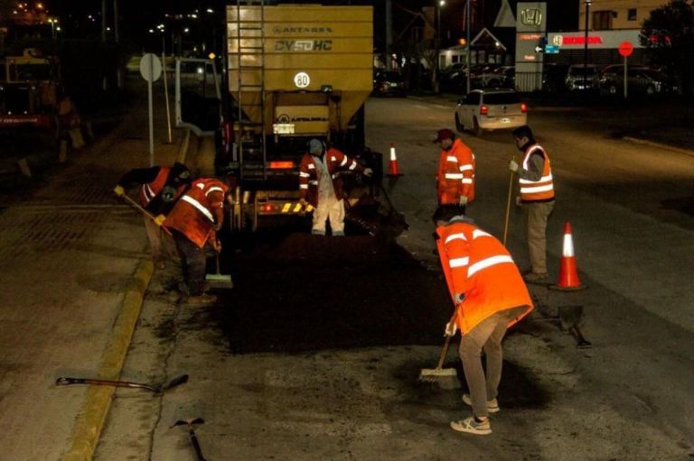 Ushuaia La Municipalidad Contin A Con Los Trabajos De Bacheo En La