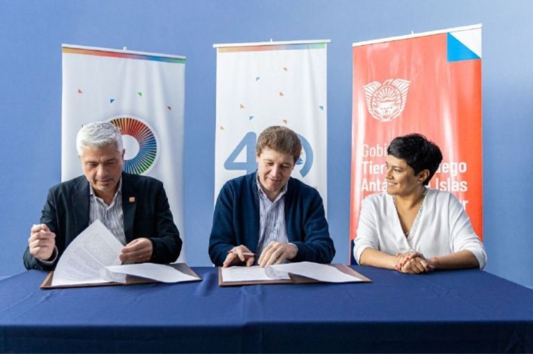 Gobierno firmó un convenio de cooperación y asistencia con la Cámara de ...