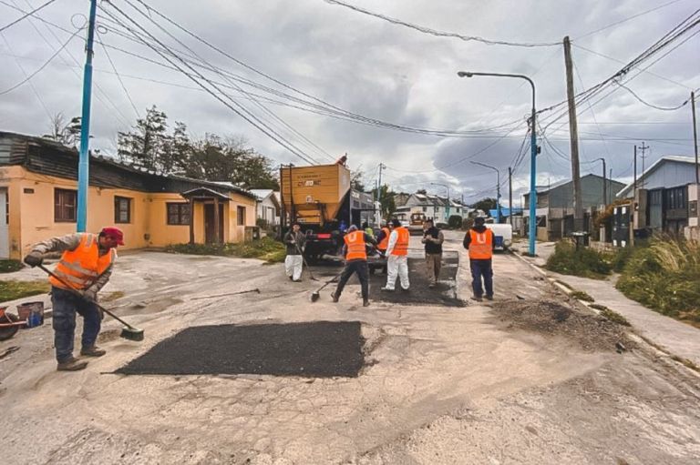 Ushuaia: Se realizaron trabajos de bacheo en el barrio Felipe Varela ...