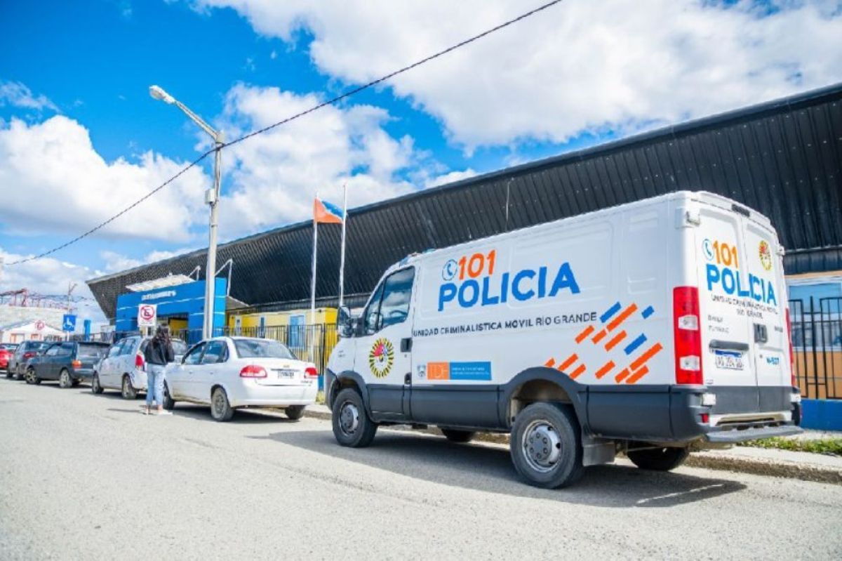 Desconocidos ingresaron a la Escuela 46, robaron 15 computadoras y ocasionaron varios destrozos