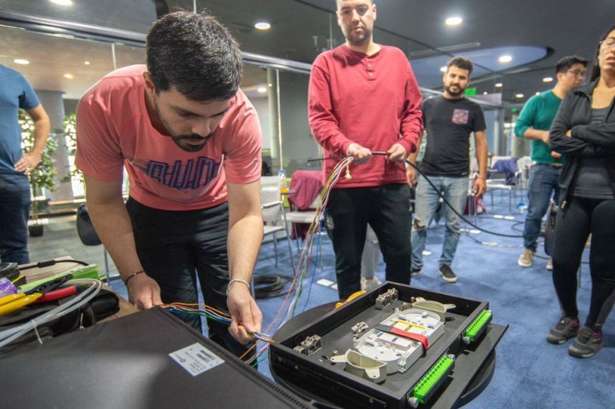 Fábrica de Talento: Inició el primer curso presencial de fibra óptica y redes inalámbricas