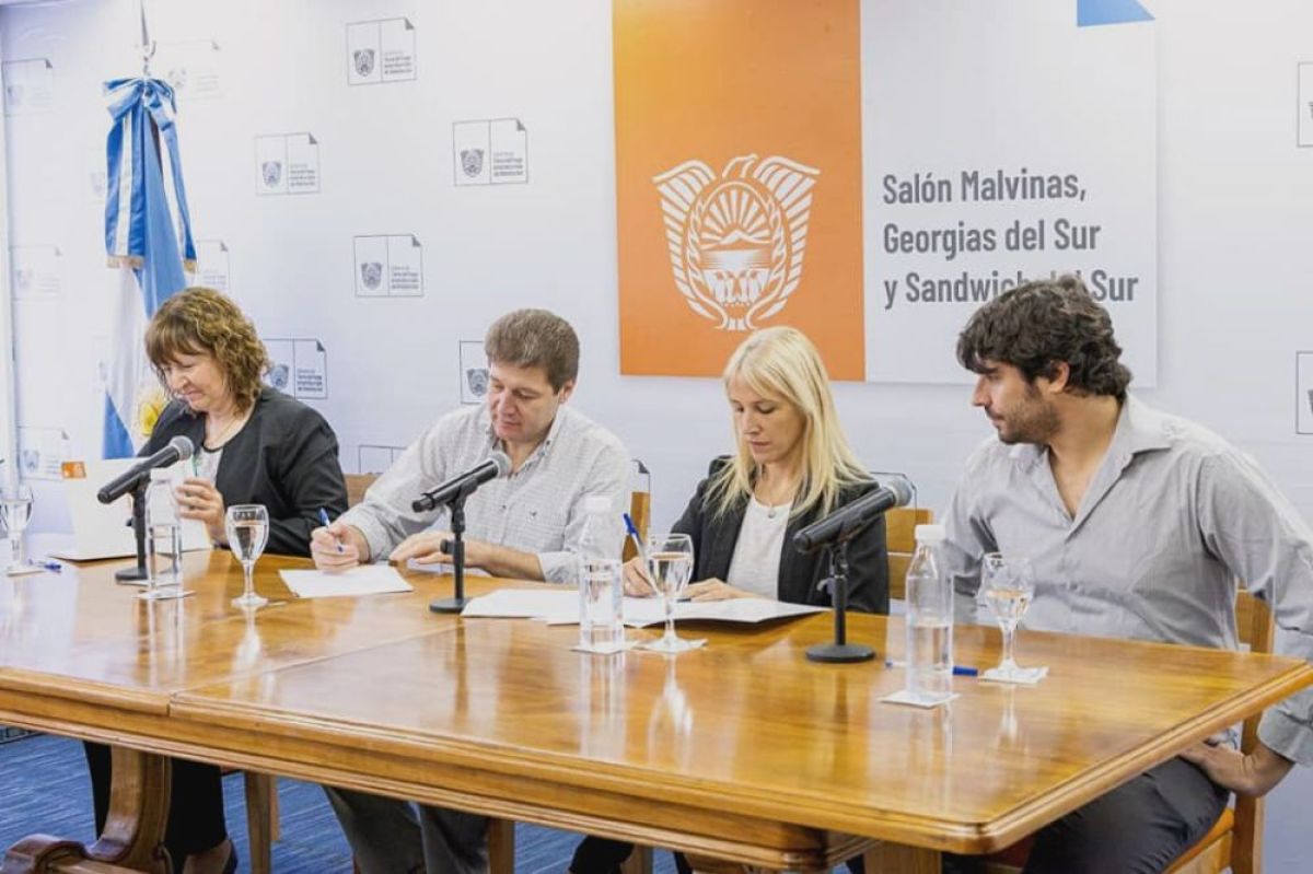 Melella firmó el contrato para iniciar la pavimentación de la Ruta 3 hasta el Parque Nacional Tierra del Fuego