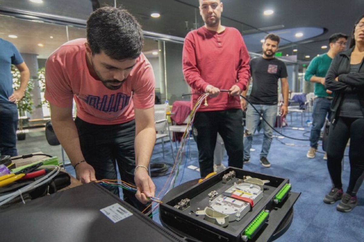 Inició el primer curso presencial en la Fábrica de Talento de Ushuaia en la temática de fibra óptica y redes inalámbricas