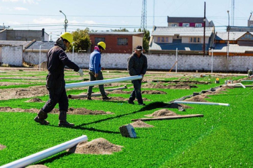 Se están llevando adelante los trabajos de colocación de césped sintético en las canchas de Ushuaia y Río Grande