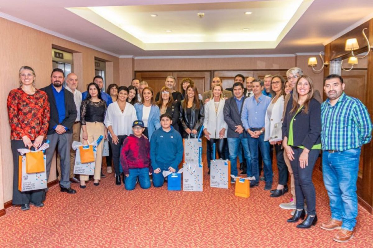 Se realizó un homenaje a maestras y maestros bicontinentales en su día