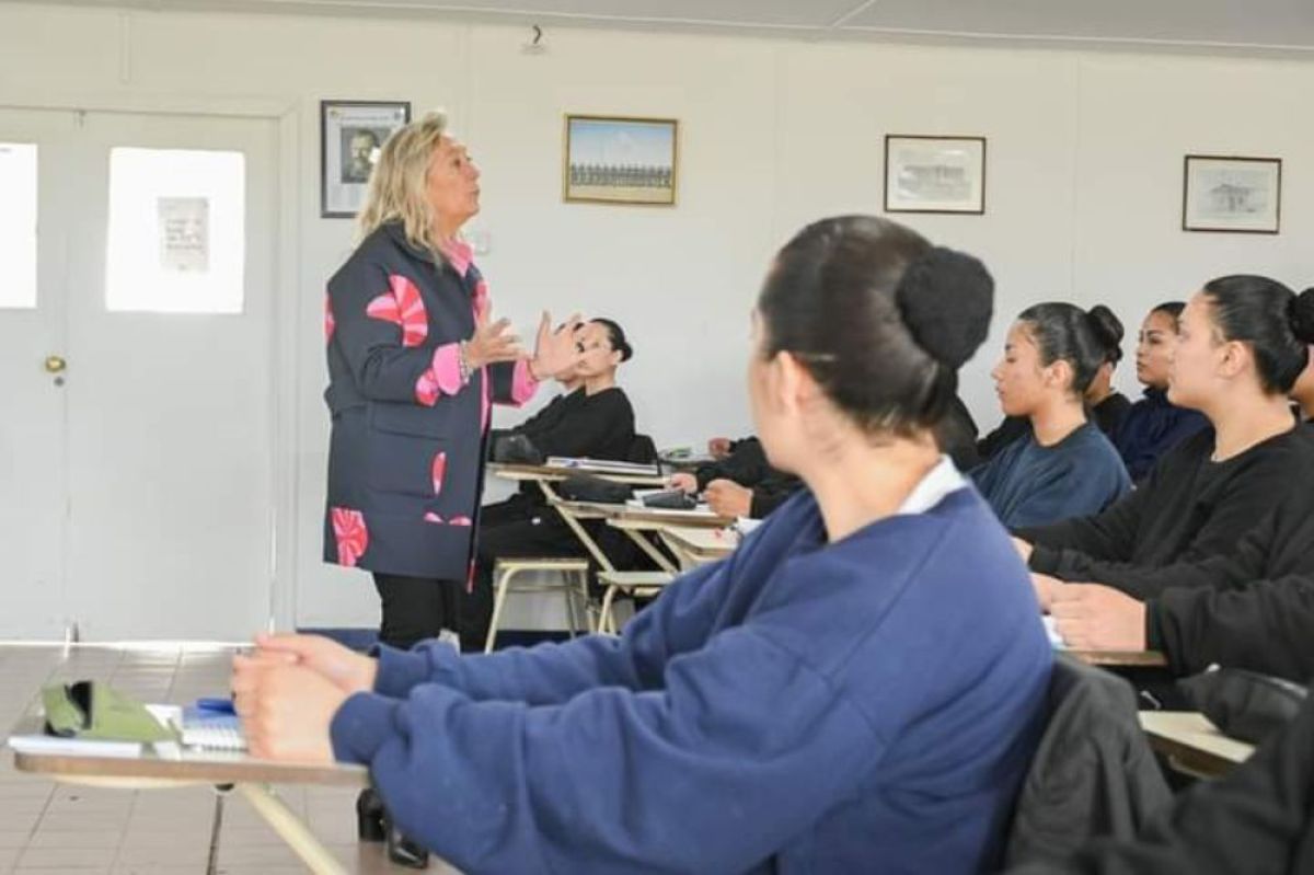 La ministra Chapperon visitó a aspirantes a cadetes de la división de Institutos Policiales