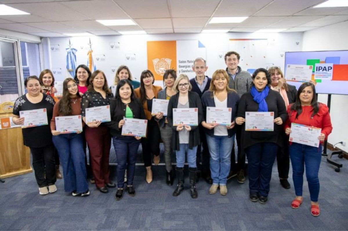 El Instituto Provincial de Administración Pública entregó certificados de capacitación a trabajadoras del Estado