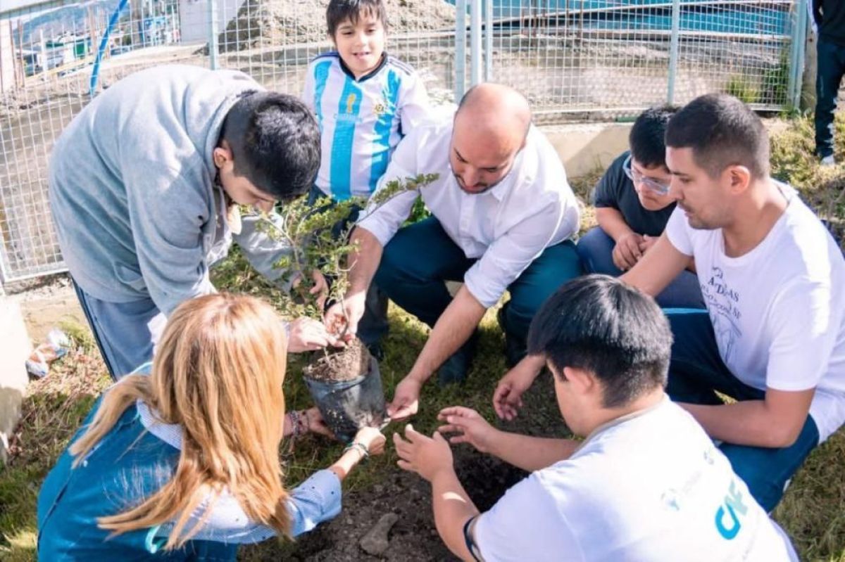 El programa "Mi Primer Arbolito" llegó a la escuela especial "Kayú Chénèn"