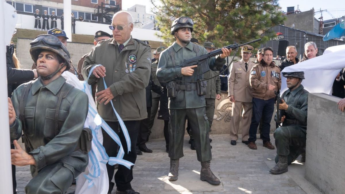 Inauguraron el Monumento a la Soberanía en conmemoración al izamiento del pabellón nacional en Puerto Argentino