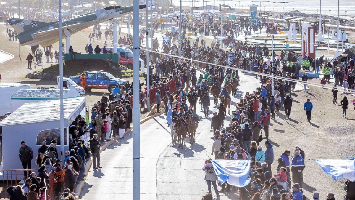  Miles de personas estuvieron presentes en el desfile por el 2 de abril
