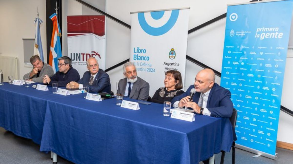 El ministro Taiana presentó en Tierra del Fuego el Libro Blanco de la Defensa 2023