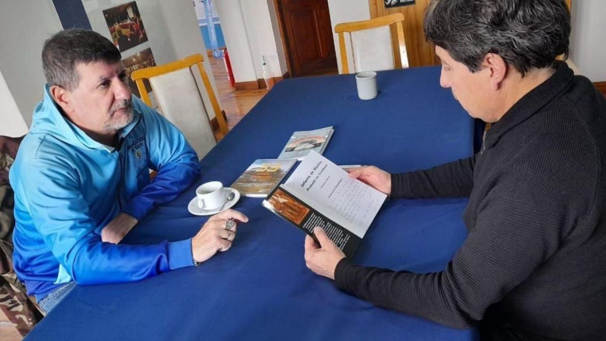 El VGM José Castellani dono su último libro al espacio Pensar Malvinas