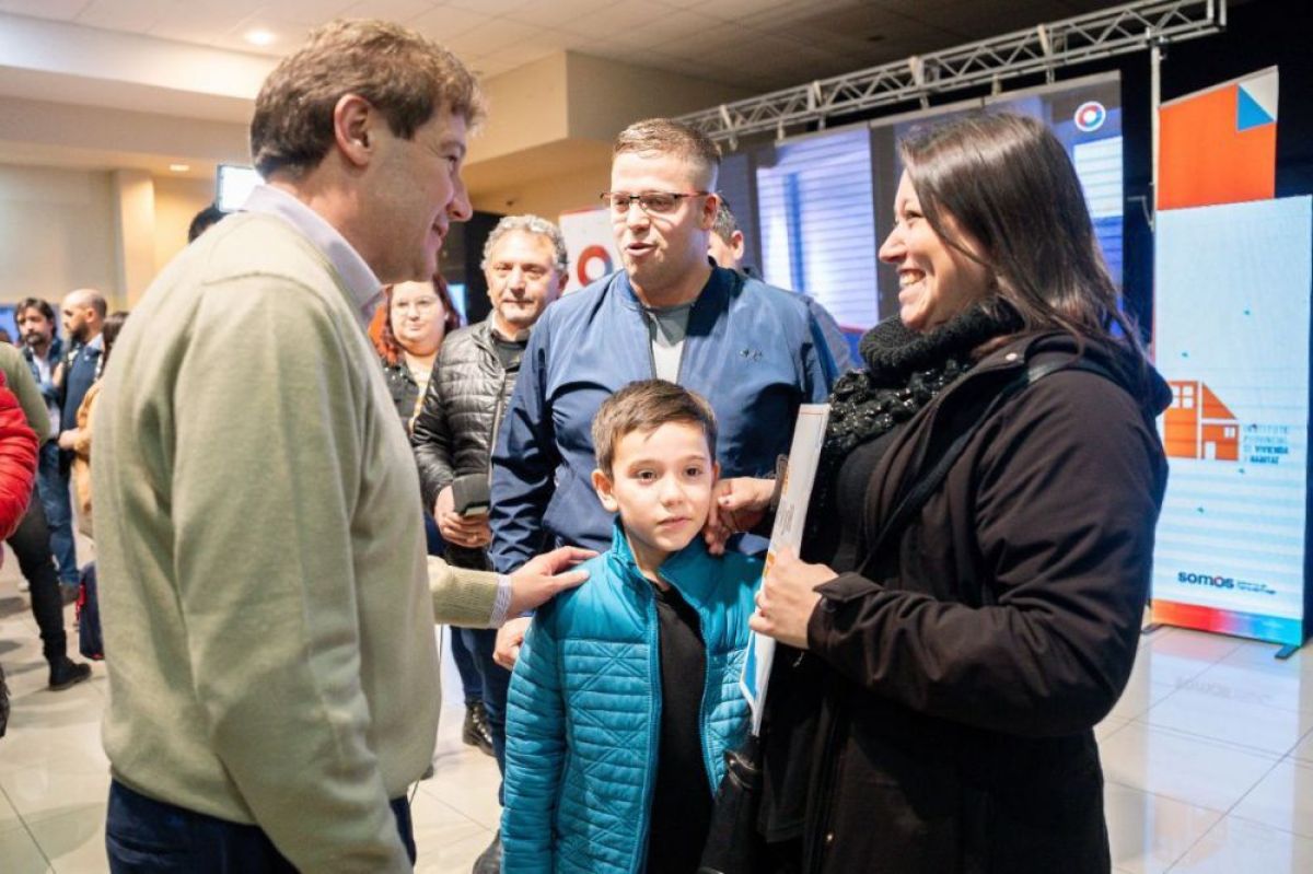 El gobernador Melella encabezó la entrega de 110 escrituras de viviendas del IPVyH