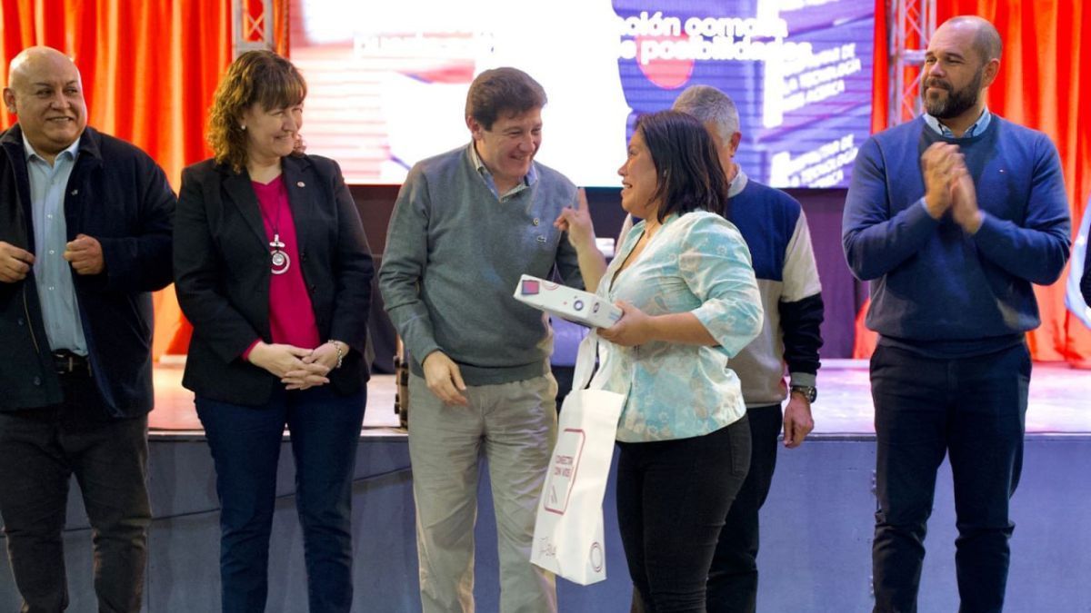 El gobernador Melella encabezó la entrega de 1600 tablets