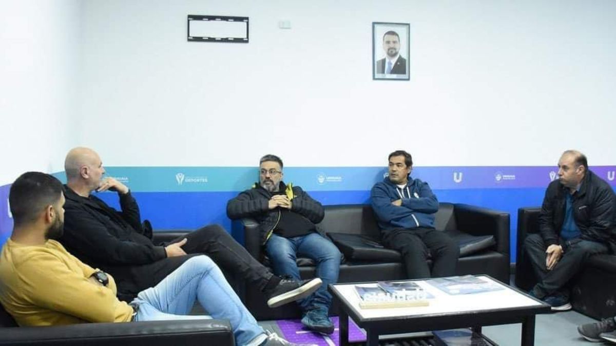 Navarro se reunió con representantes de la Liga Ushuaiense de Fútbol y del CAEF
