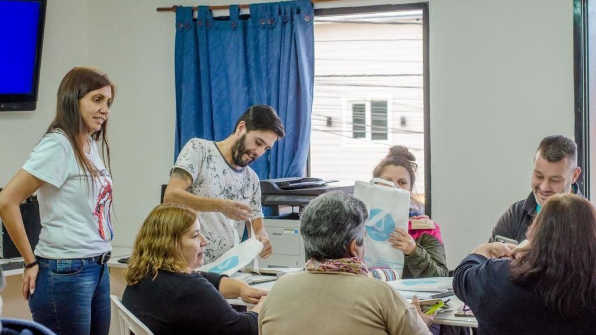 La Municipalidad de Ushuaia entregó kits escolares a empleados que aún no concluyeron sus estudios