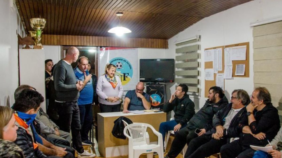 Funcionarios municipales se reunieron con autoridades de clubes y de la Liga Ushuaiense de Fútbol