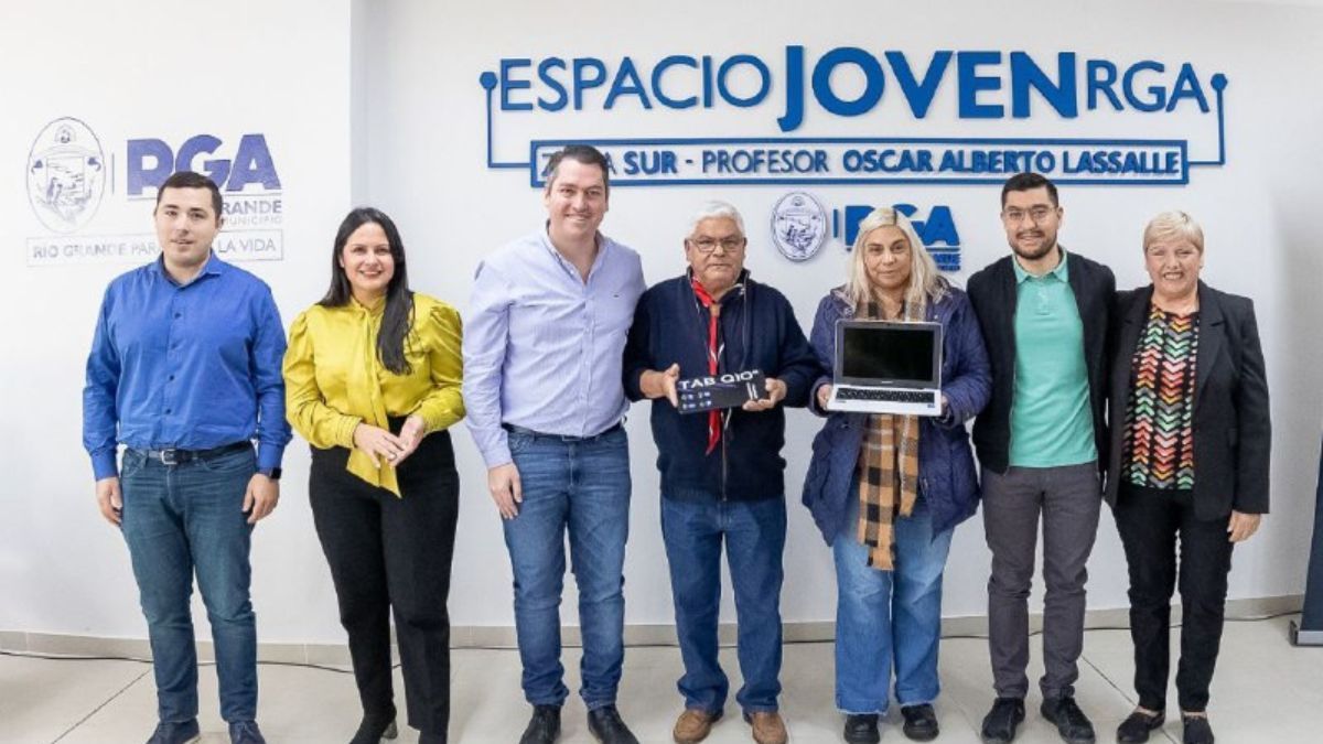 Pérez realizó la primera entrega de equipos del programa "Nodos de inclusión tecnológica"