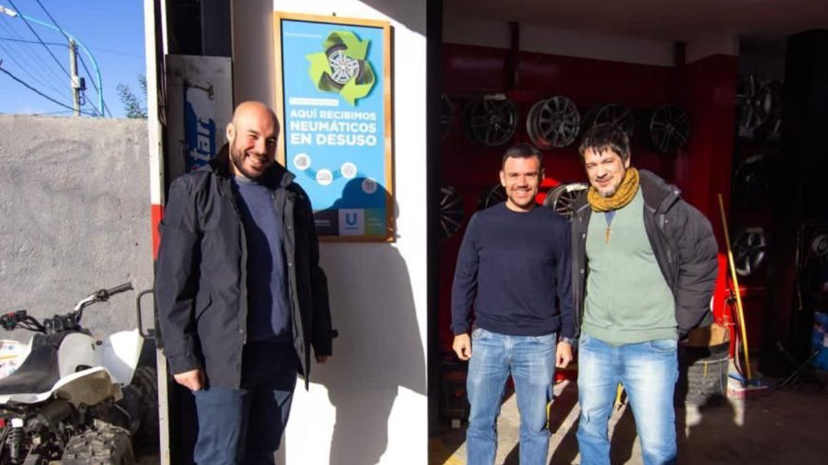 La Municipalidad entregó cartelería a las gomerías que realizarán el acopio de los neumáticos en desuso