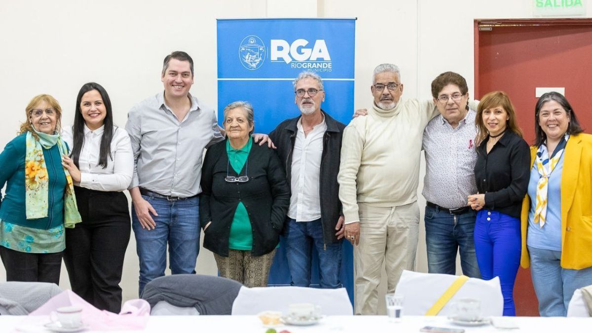 Pérez compartió una merienda con adultos y adultas mayores de distintos centros de jubilados