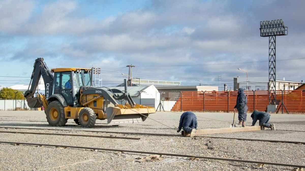 Comenzó la etapa final de la renovación de la cancha municipal de césped sintético