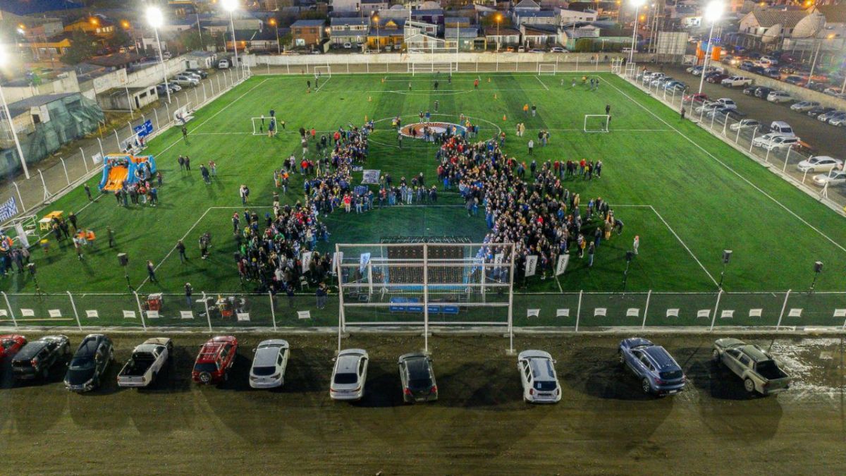 El Gobernador Melella inauguró la cancha de césped sintético del Club San Martín en Río Grande