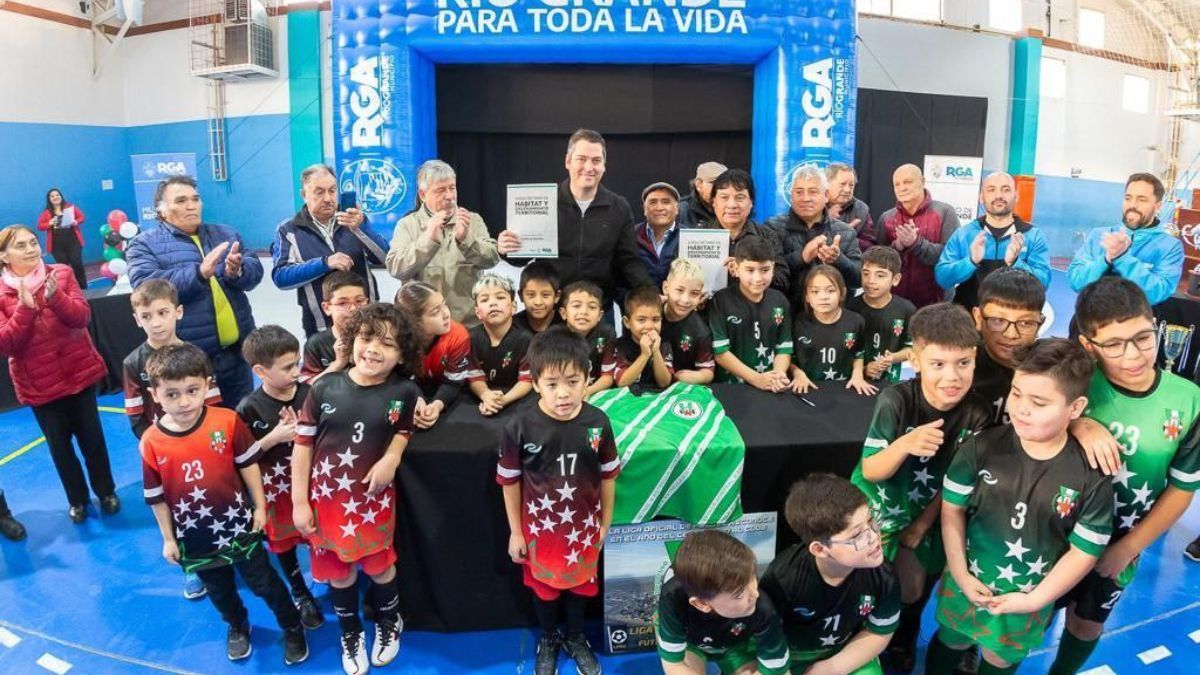 El intendente Pérez firmó la adjudicación del predio del Club Estrella Austral