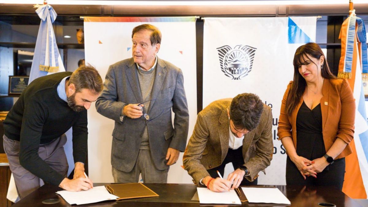 Gobierno y la Unión Industrial Fueguina firmaron un convenio para capacitar a estudiantes de nivel superior