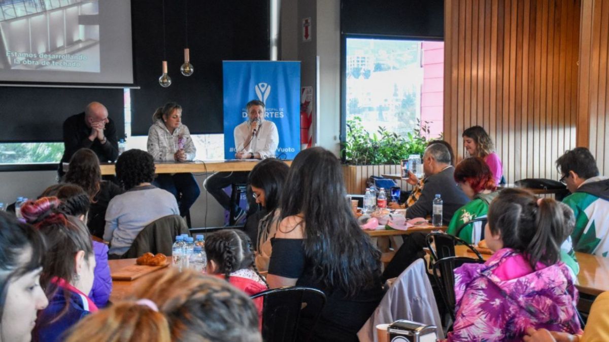 Presentaron el proyecto de techado de la pista "Carlos Tachuela Oyarzún"