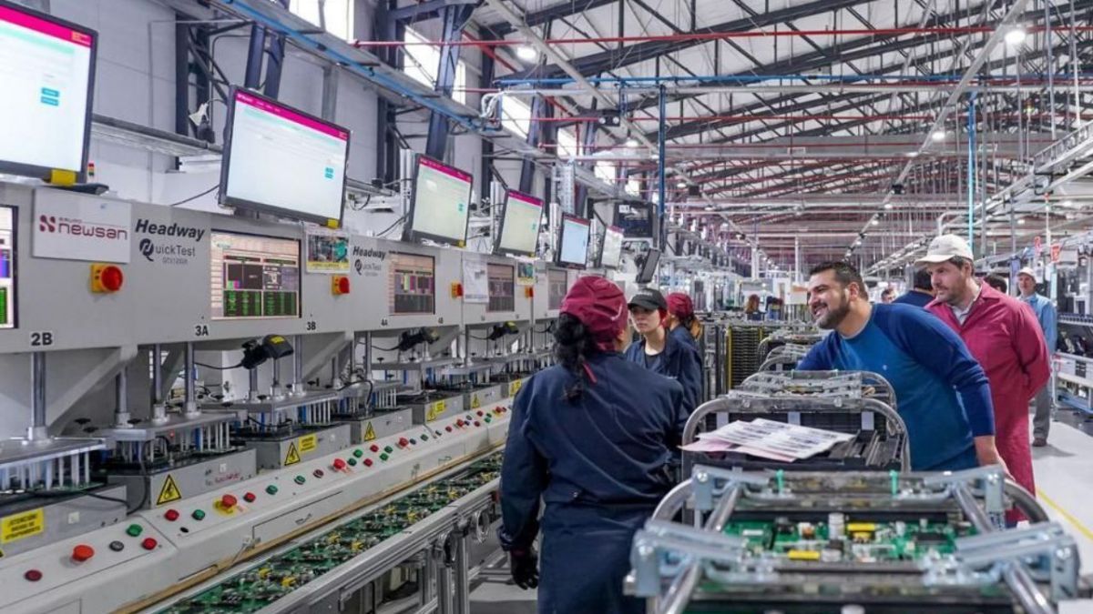 Vuoto recorrió plantas de Newsan y diálogo con sus trabajadores
