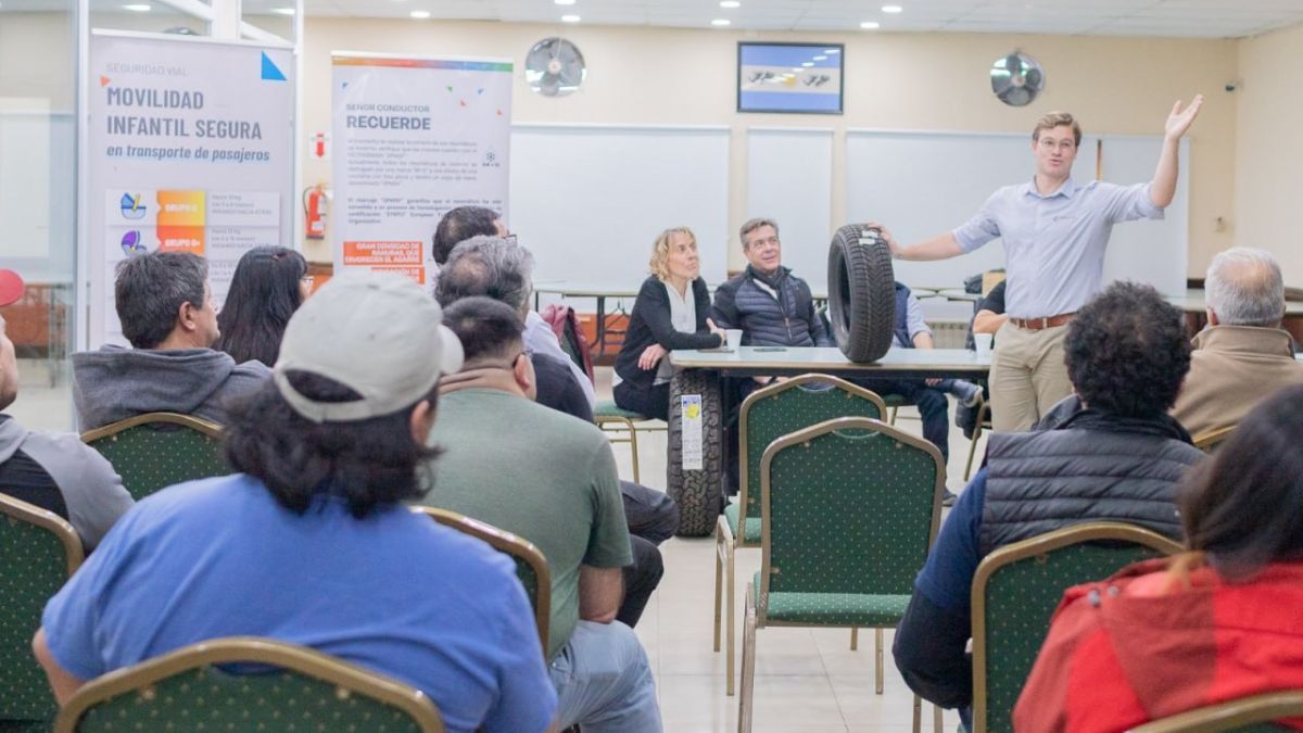 Transportistas de Ushuaia realizaron una capacitación sobre el uso de cubiertas de invierno 