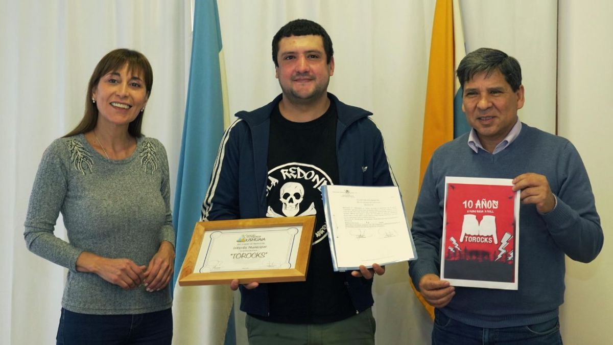 Pino entregó distinción por el décimo aniversario de la banda de rock local “Torocks”