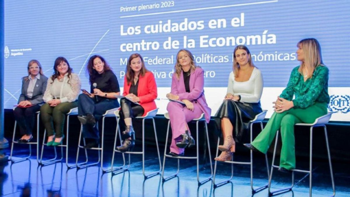 La ministra Castillo participó del encuentro “Los cuidados en el centro de la economía”