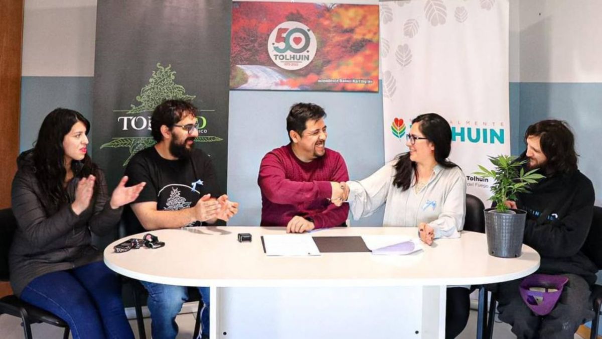 Tolhuin firmó un convenio de colaboración con la Red Cannábica “Tolweed”