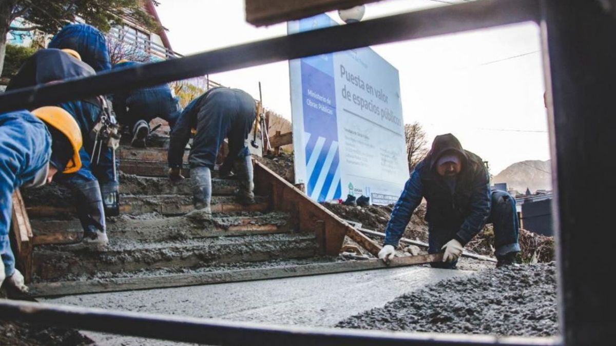Hormigonaron el último tramo de la escalera de la calle Belgrano 