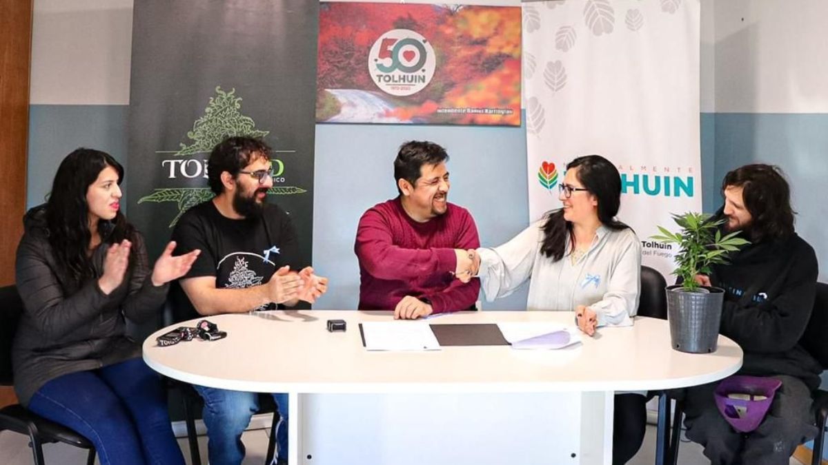 La Municipalidad de Tolhuin firmó un convenio de colaboración con la red cannábica "Tolweed"