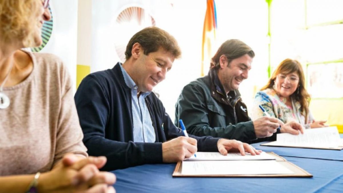 Melella firmó el contrato para iniciar el tendido eléctrico de la ruta provincial N° 23 