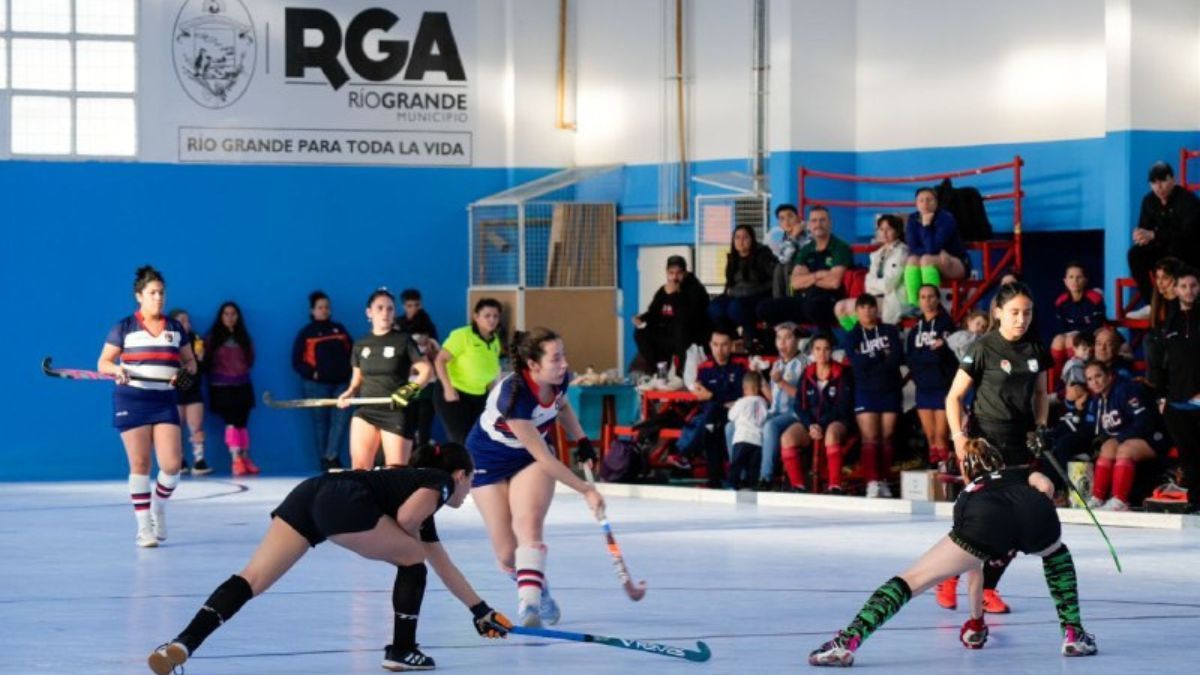 Inauguraron el piso del polideportivo "Carlos Margalot" con un torneo de hockey