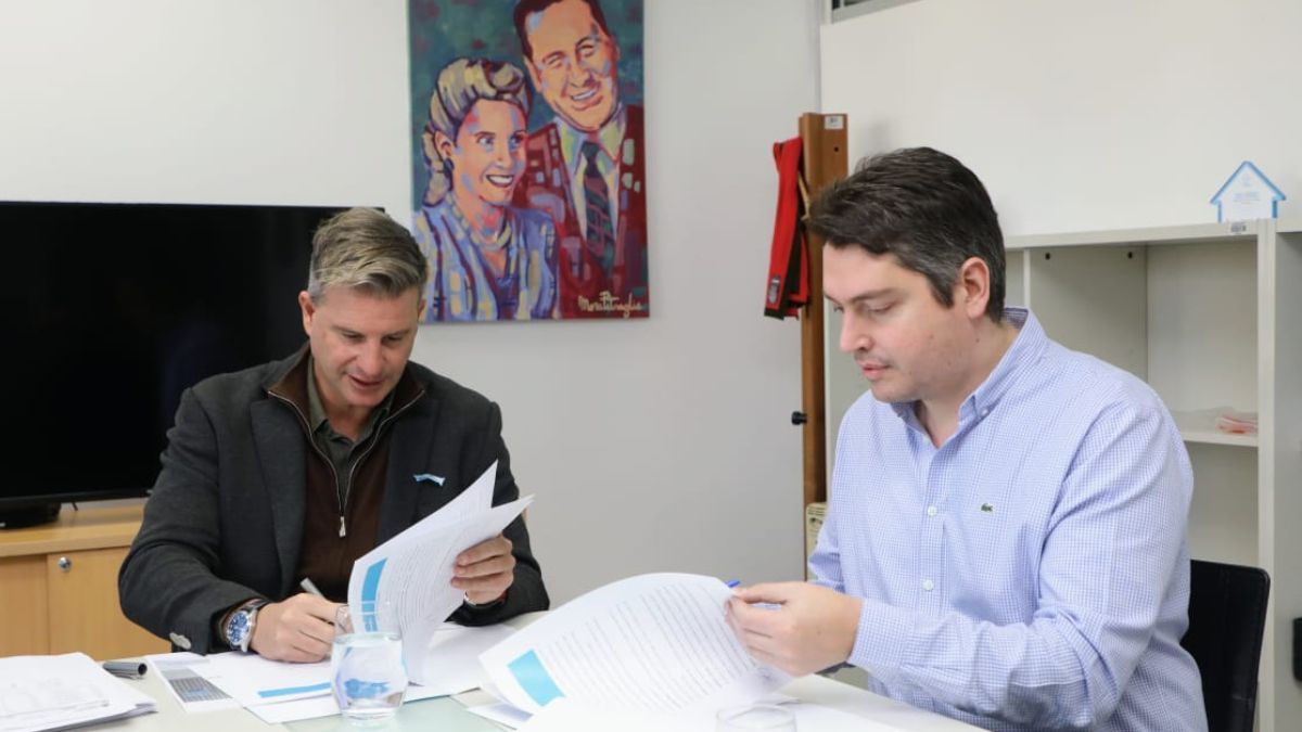 El intendente Pérez firmó el acta de entrega de posesión de la obra para la construcción de 180 viviendas