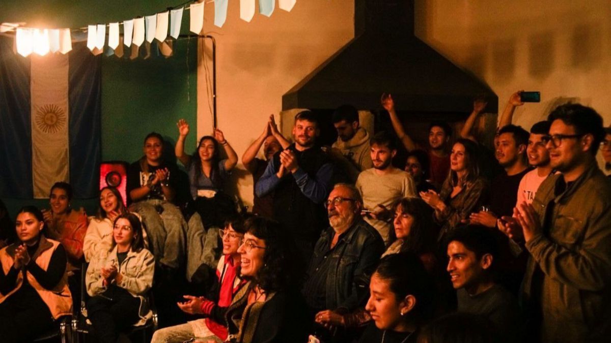 Estudiantes fueguinos que viven en La Plata disfrutaron de una Gran Peña 