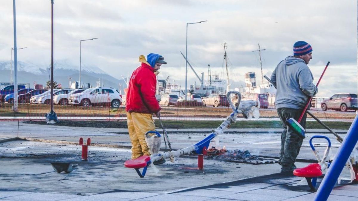 Avanza la colocación de pisos e iluminación en la plaza Belgrano de Ushuaia